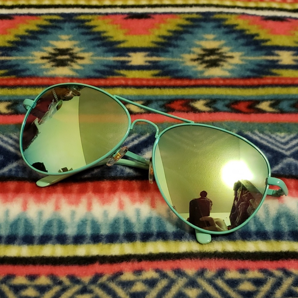 ❌SOLD❌Blue Rim & Mirror Lens AVIATORS!